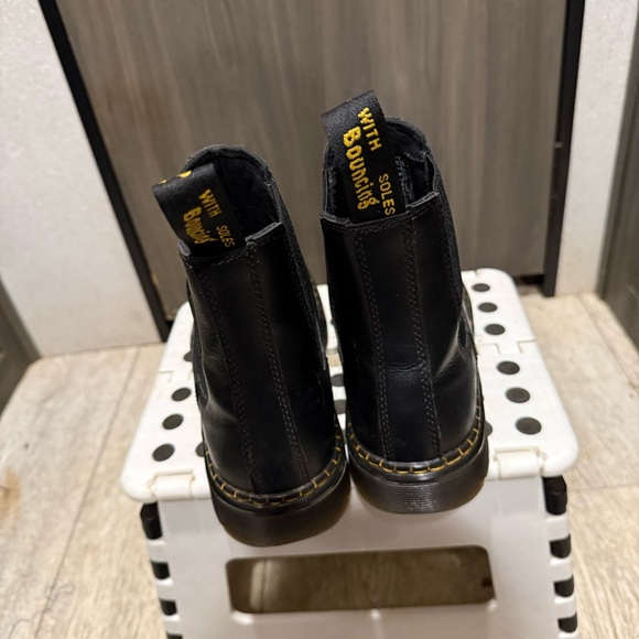 Dr. Martens Black Leather Chelsea Slip On Ankle Boot Womens Size 9 - Picture 2 of 5